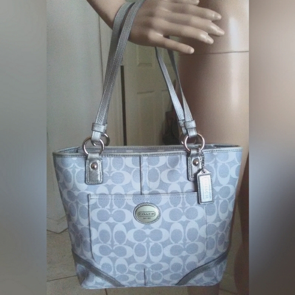 BNWOT COACH GREY &  SILVER MONOGRAMMED LEATHER SHOULDER BAG GORGEOUS ELEGANT - Picture 1 of 10
